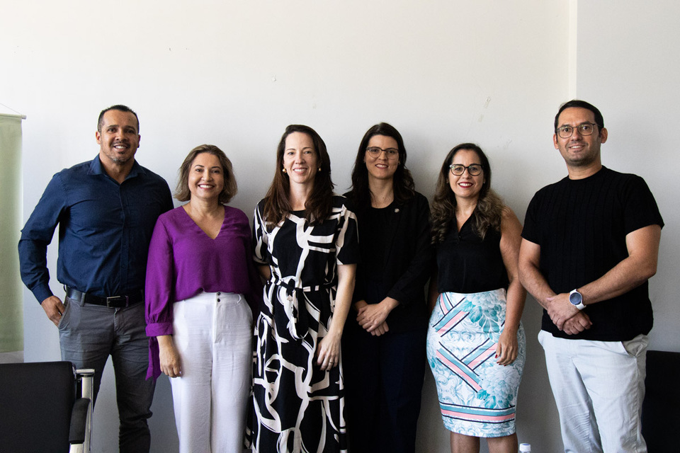 Organizadores do evento na UFT posando para foto com as representantes da Capes e do MEC